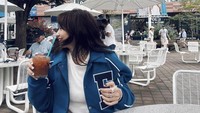 Ketika di Amerika Serikat, artis cantik ini pun menyempatkan waktu untuk datang ke pertandingan Tennis. Sambil nunggu, Enzy cicip kopi dulu nih. Foto: Instagram @enzystoria