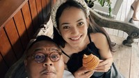 Kali ini, Enzy Storia dan teman-temannya pun menikmati makan croissant sambil ngobrol seru. Foto: Instagram @enzystoria