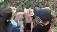 Wah… meskipun hanya makan Indomie, tapi Enzy dan temannya terlihat seru mencicipinya. Foto: Instagram @enzystoria