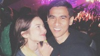 Belum lama, Enzy Storia mengagetkan publik karena mengunggah foto bersama pacarnya. Enzy pun terlihat memandangi pacarnya yang bernama Molen Kasetra itu.  Foto: Instagram @enzystoria