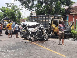 Avanza Tabrak Truk di Baureno Bojonegoro Muat Sekeluarga Pulang Hajatan