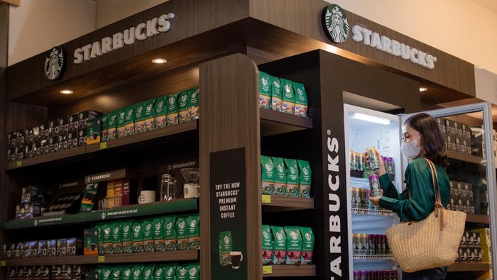 Lagi Viral Nih, Kopi Starbucks Kini Bisa Dibeli di Mini Market