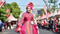 Beragam kreasi muncul di ajang yang baru pertama kalinya digelar di Lamongan ini. Tak ketinggalan, batik dan tenun ikan khas Lamongan (Foto: Eko Sudjarwo).