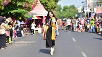 Batik dan tenun ikan khas Lamongan juga mengemuka di ajang yang dihelat di Jalan Basuki Rahmat. Kegiatan ini digelar saat Car Free Day (Foto: Eko Sudjarwo).