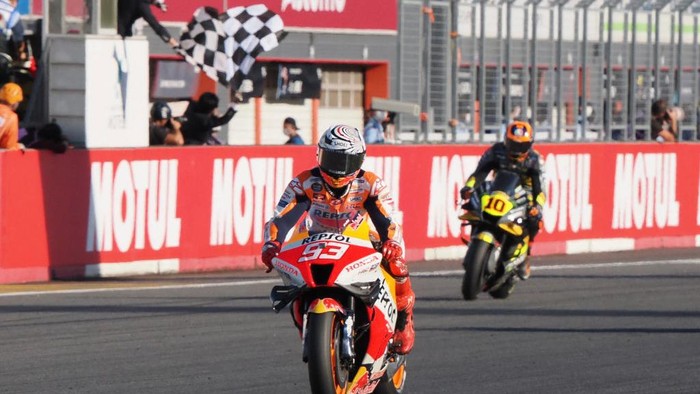 Repsol Honda Team rider Marc Marquez of Spain (L) crosses the finish line with Mooney VR46 Racing Team rider Luca Marini of Italy (R) during the MotoGP class race of the Japanese Grand Prix in Motegi, Tochigi prefecture on September 25, 2022. (Photo by Toshifumi KITAMURA / AFP) (Photo by TOSHIFUMI KITAMURA/AFP via Getty Images)