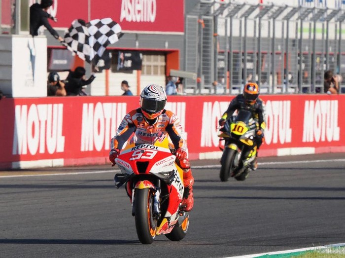 Repsol Honda Team rider Marc Marquez of Spain (L) crosses the finish line with Mooney VR46 Racing Team rider Luca Marini of Italy (R) during the MotoGP class race of the Japanese Grand Prix in Motegi, Tochigi prefecture on September 25, 2022. (Photo by Toshifumi KITAMURA / AFP) (Photo by TOSHIFUMI KITAMURA/AFP via Getty Images)