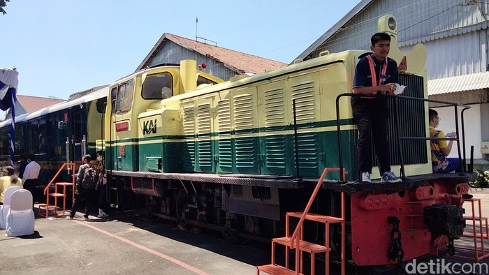 Masyarakat melihat proses perawatan dan perbaikan KA di Balai Yasa Surabaya
