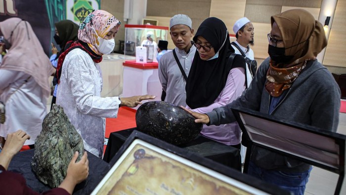 Melihat Artefak Peninggalan Nabi Muhammad di Tangerang Pengunjung melihat barang-barang peninggalan Nabi Muhammad SAW dan sahabatnya pada pameran artefak di Gedung MUI Kota Tangerang, Banten, Jumat (23/9/2022). Sebanyak 18 artefak seperti pedang, karpet, dan darah bekam dipamerkan dengan tujuan untuk meningkatkan kecintaan terhadap Nabi Muhammad SAW. ANTARA FOTO/Fauzan/nym.