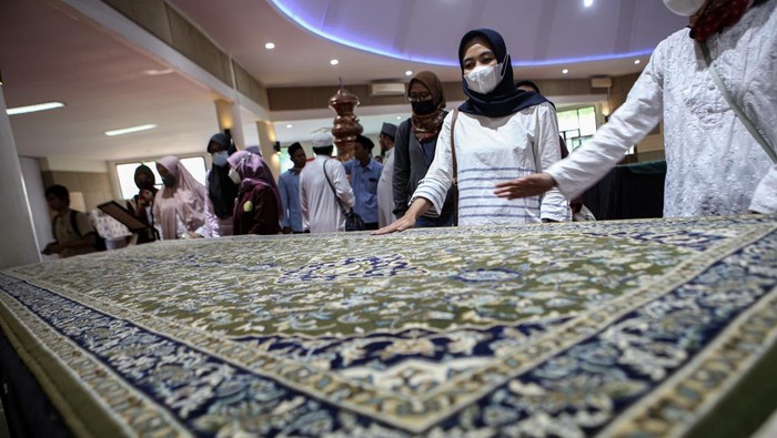 Melihat Artefak Peninggalan Nabi Muhammad di Tangerang Pengunjung melihat barang-barang peninggalan Nabi Muhammad SAW dan sahabatnya pada pameran artefak di Gedung MUI Kota Tangerang, Banten, Jumat (23/9/2022). Sebanyak 18 artefak seperti pedang, karpet, dan darah bekam dipamerkan dengan tujuan untuk meningkatkan kecintaan terhadap Nabi Muhammad SAW. ANTARA FOTO/Fauzan/nym.