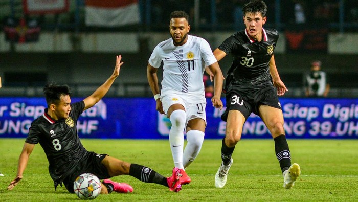 Pesepak bola tim nasional Indonesia Witan Sulaeman (kiri) berebut bola dengan pesepak bola Tim Nasional Curacao Gevaro Giomar (tengah) pada pertandingan Fifa Match Day di Stadion Gelora Bandung Lautan Api, Bandung, Jawa Barat, Sabtu (24/9/2022). Indonesia menang atas Curacao  dengan skor 3-2. ANTARA FOTO/Raisan Al Farisi/YU