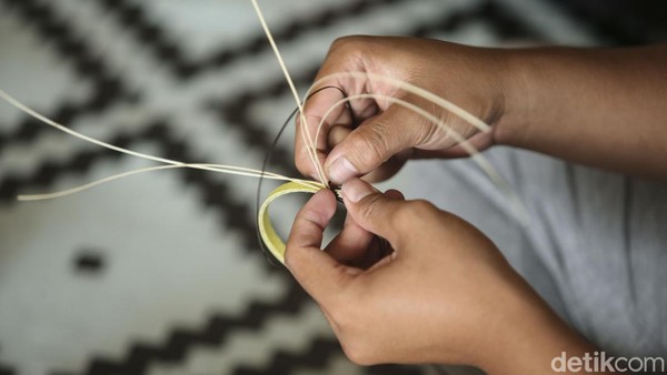 Ada beberapa jenis tas juah yang dibuat dan dijual oleh para perajin. Harganya termurah dari belasan ribu hingga ratusan ribu, tergantung dari ukuran dan motif. Ada beberapa jenis tas juah yang dibuat dan dijual oleh para perajin. Harganya termurah dari belasan ribu hingga ratusan ribu, tergantung dari ukuran dan motif.