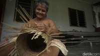 Di kampung ini masih terlihat beberapa rumah kayu tinggi yang sudah berumur ratusan tahun. Lalu juga ada satu dua orang ibu-ibu perajin yang sedang membuat tas juah di depan rumahnya.