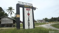Di salah satu pedalaman Kalimantan Barat dan dekat dengan perbatasan Sarawak, Malaysia, ada satu kampung kreatif warga suku Dayak Bidayuh. Disebut kampung kreatif karena kebanyakan warganya, terutama perempuan, merupakan pengrajin anyaman rotan berupa tas yang disebut sebagai Juah, Minggu, (25/9/2022).