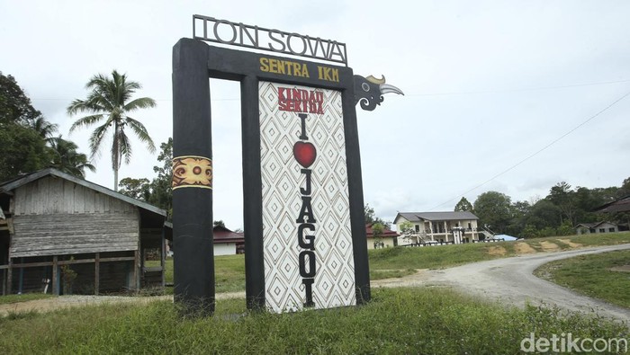Di salah satu pedalaman Kalimantan Barat dan dekat dengan perbatasan Sarawak, Malaysia, ada satu kampung kreatif warga suku Dayak Bidayuh. Disebut kampung kreatif karena kebanyakan warganya, terutama perempuan, merupakan pengrajin anyaman rotan berupa tas yang disebut sebagai Juah.