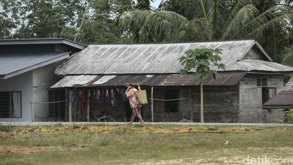 Di salah satu pedalaman Kalimantan Barat dan dekat dengan perbatasan Sarawak, Malaysia, ada satu kampung kreatif warga suku Dayak Bidayuh. Disebut kampung kreatif karena kebanyakan warganya, terutama perempuan, merupakan pengrajin anyaman rotan berupa tas yang disebut sebagai Juah.