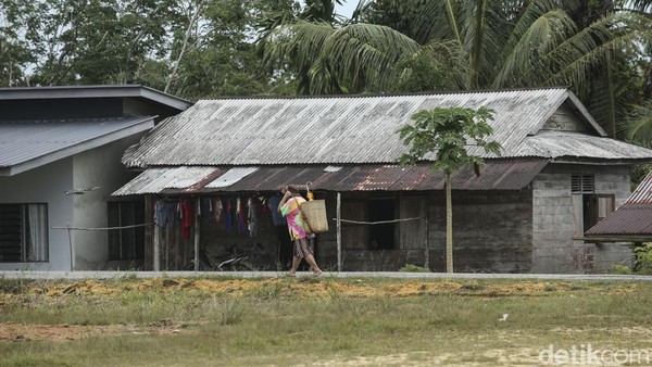 Kampung Kreatif ini berada di Dusun Jagoi Kindau, Desa Sekida, Kecamatan Jagoi Babang, Kabupaten Bengkayang, atau hanya berjarak 6 kilometer (km) dari salah satu patok batas terdekat antara Indonesia dan Malaysia. Dari pusat kecamatan, lokasi Dusun Jagoi Kindau kurang lebih berjarak 10 km, sementara dari pusat kabupaten berjarak kurang lebih 3-4 jam ditempuh dengan jalur darat. Jalanan utama menuju Dusun Jagoi Kindau memang mulus, tetapi ketika sudah memasuki arah kampung, jalanan masih rusak dan sinyal telekomunikasi tidak ada sama sekali.
