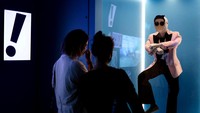 Pengunjung melihat Setelan pint ringan dari Gangnam Style oleh DSQUARED2, 2021, selama tampilan pers pameran Hallyu! The Korean Wave di Museum Victoria and Albert di London, Inggris, Selasa, (21/9/2022).