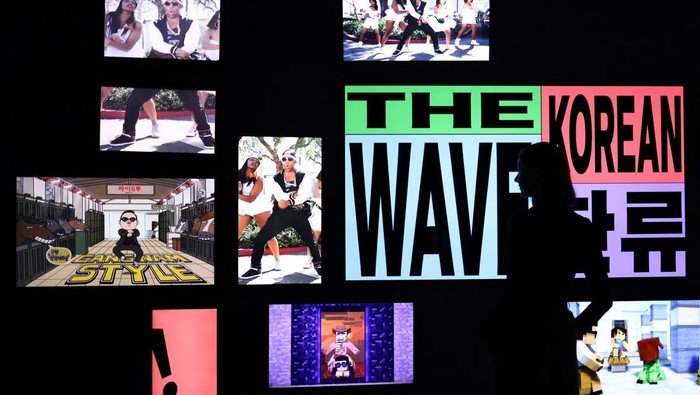Mengunjungi Pameran Hallyu! The Korean Wave di London A gallery assistant looks at