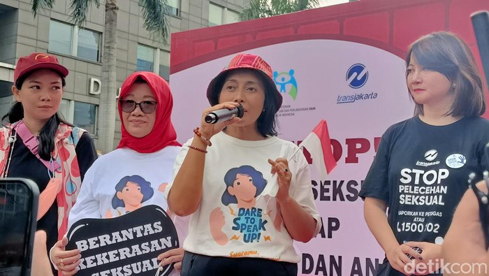 Menteri PPPA Bintang Puspayoga saat acara jalan sehat di kawasan Bundaran HI, Jakarta, Minggu (25/9/2022). (Karin/detikcom)