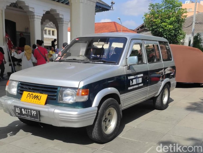Mobil Panther keluaran 1995 yang pernah dimiliki Jokowi saat masih menjadi pengusaha mebel.
