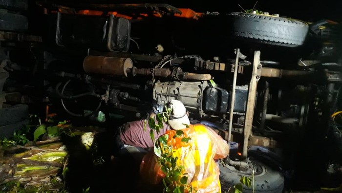 Mobil truk yang terjun ke jurang di Pangandaran