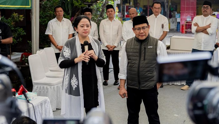 Momen Puan Maharani Ziarah dan Doa Bersama Cak Imin di Makam Taufiq Kiemas Ketua DPR RI Puan Maharani melakukan ziarah ke makam sang ayah Taufiq Kiemas di TMP Kalibata, Minggu (25/9). Ziarah tersebut Puan lakukan bersama dengan Ketua Umum PKB Ahmad Muhaimin (Cak Imin) Dalam rangka safari politik. Selain itu, Puan juga memberikan kejutan untuk Cak Imin yang berulang tahun ke-56.