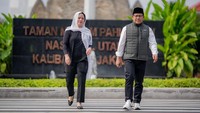 Puan Maharani bersama Muhaimin Iskandar di depan Taman Makam Pahlawan Kalibata.