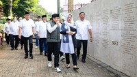 Puan Maharani dan Muhaimin Iskandar bersama rombongan menuju pusara mantan Ketua Majelis Permusyawaratan Rakyat, Alm Taufiq Kiemas, TMP Kalibata.