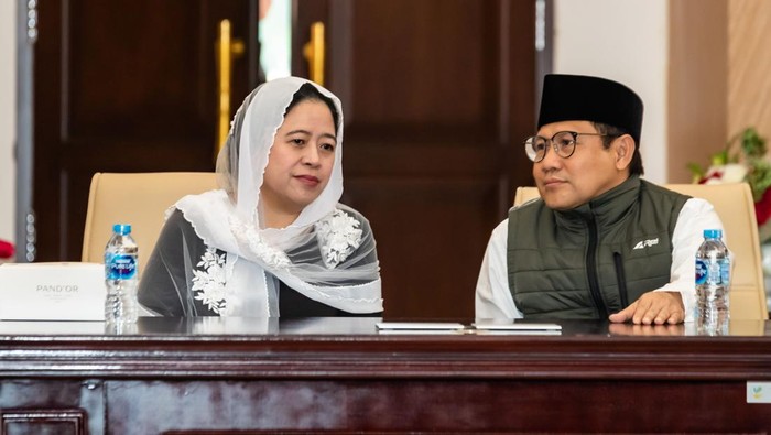 Momen Puan Maharani Ziarah dan Doa Bersama Cak Imin di Makam Taufiq Kiemas Ketua DPR RI Puan Maharani melakukan ziarah ke makam sang ayah Taufiq Kiemas di TMP Kalibata, Minggu (25/9). Ziarah tersebut Puan lakukan bersama dengan Ketua Umum PKB Ahmad Muhaimin (Cak Imin) Dalam rangka safari politik. Selain itu, Puan juga memberikan kejutan untuk Cak Imin yang berulang tahun ke-56.