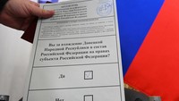 Voting yang isinya menanyakan penduduk keempat wilayah itu apakah mereka ingin wilayah menjadi bagian dari Federasi Rusia, diprediksi hasilnya akan mengikuti kemauan Moskow. REUTERS/Sergey Pivovarov
