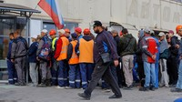Orang-orang mengantre untuk memasuki tempat pemungutan suara pada hari kedua referendum tentang bergabungnya Republik Rakyat Donetsk (DPR) ke Rusia, di Mariupol, Ukraina. Pemungutan suara dalam referendum untuk bergabung dengan Rusia telah dimulai di empat wilayah Ukraina yang dikuasai Moskow. 