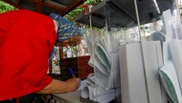 Referendum yang dicetuskan oleh Kremlin ini dipandang sebagai langkah menuju pencaplokan wilayah-wilayah Ukraina oleh Rusia. Otoritas Ukraina dan negara-negara Barat mengecam referendum itu sebagai penipuan, tanpa kekuatan hukum apapun yang mengikat.