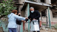 Anggota komisi pemilihan mengumpulkan suara dengan mendatangi rumah-rumah warga selama referendum di Mariupol, Ukraina. Hasil referendum itu nantinya akan bisa dijadikan dalih oleh Rusia untuk mengklaim bahwa setiap upaya pasukan Ukraina merebut kembali wilayah-wilayah itu adalah serangan terhadap Rusia sendiri. Hal itu berarti tentunya akan semakin meningkatkan perang yang sudah berlangsung selama tujuh bulan di Ukraina.