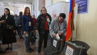 Orang-orang mengunjungi tempat pemungutan suara yang terletak di Universitas Teknik Negeri Don pada hari kedua referendum tentang bergabungnya wilayah Ukraina yang dikuasai Rusia ke Rusia, di Rostov-on-Don, Rusia, Sabtu, (24/9/2022). Pemungutan suara di tempat pemungutan suara stasiun diadakan untuk penduduk yang memproklamirkan diri Donetsk (DPR) dan Republik Rakyat Lugansk (LPR) - wilayah yang dikuasai Rusia di Ukraina. REUTERS/Sergey Pivovarov