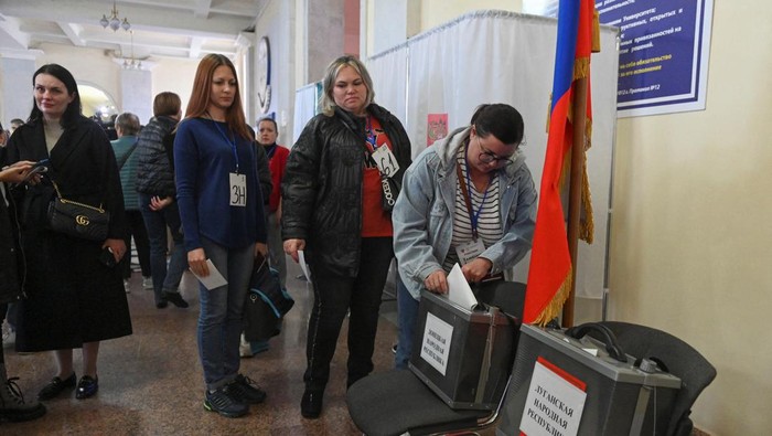 Momen Rusia Datangi Rumah-rumah Warga Ukraina untuk Referendum People visit a polling station located in the Don State Technical University on the second day of a referendum on the joining of Russian-controlled regions of Ukraine to Russia, in Rostov-on-Don, Russia September 24, 2022. A vote at the polling station was held for residents of the self-proclaimed Donetsk (DPR) and Lugansk People's Republics (LPR) - the Russian-controlled regions of Ukraine. REUTERS/Sergei Pivovarov