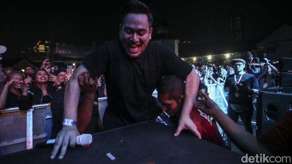 Nassar Bikin Heboh Panjat Panggung Pestapora