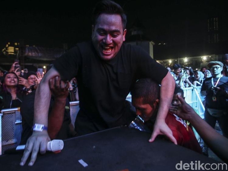 Nassar Bikin Heboh Panjat Panggung Pestapora