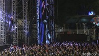 Pedangdut Nassar membuat heboh panggung Pestapora dengan aksi-aksi nyelenehnya, salah satunya panjat panggung. Foto: Rifkianto Nugroho/detikHOT
