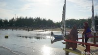Uniknya, pantai yang satu ini berdiri di atas tanah timbul. Endapan tanah dan pasir yang terbawa ombak, dimanfaatkan warga, menjadi objek wisata.