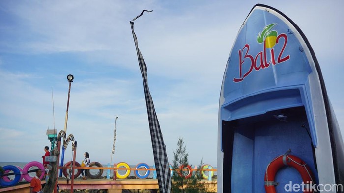Nuansa keberagaman budaya mulai di terapkan di Pantai Bali 2 atau Balongan Indah 2 di Desa Balongan, Kecamatan Balongan, Kabupaten Indramayu. Mulai dari terowongan kayu dengan hiasan payung susun ala bali hingga berbagai spot foto.