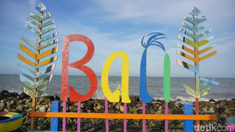 Nuansa keberagaman budaya mulai di terapkan di Pantai Bali 2 atau Balongan Indah 2 di Desa Balongan, Kecamatan Balongan, Kabupaten Indramayu. Mulai dari terowongan kayu dengan hiasan payung susun ala bali hingga berbagai spot foto. Nuansa keberagaman budaya mulai di terapkan di Pantai Bali 2 atau Balongan Indah 2 di Desa Balongan, Kecamatan Balongan, Kabupaten Indramayu. Mulai dari terowongan kayu dengan hiasan payung susun ala bali hingga berbagai spot foto.