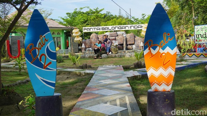 Nuansa keberagaman budaya mulai di terapkan di Pantai Bali 2 atau Balongan Indah 2 di Desa Balongan, Kecamatan Balongan, Kabupaten Indramayu. Mulai dari terowongan kayu dengan hiasan payung susun ala bali hingga berbagai spot foto.