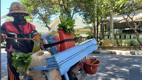 Nyoman Wisada (60), salah satu pedagang tuak loloh di Buleleng, Bali, Minggu (25/9/2022).