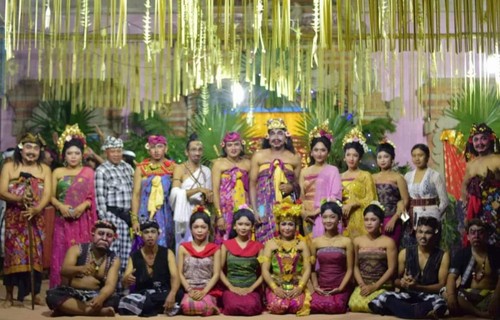 Para pemain Drama Gong dari Sanggar Waisyaka Muni saat tampil beberapa waktu yang lalu