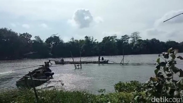 Para penambang pasir di Sungai Brantas Kediri diusir warga