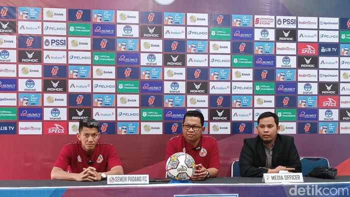 Pelatih Semen Padang FC, Delfi Adri (tengah) dan pemain Andika Kurniawan (kiri) saat konferensi pers jelang laga melawan PSMS Medan (Nizar Aldi/detikSumut)