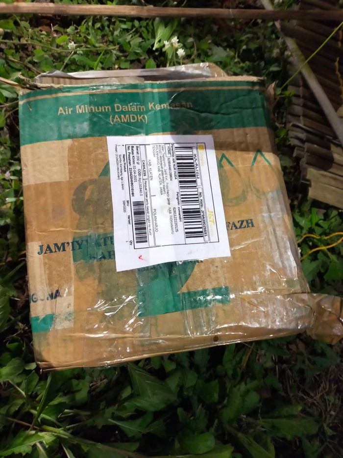 Penampakan paket berisi bubbuk hitam bahan petasan di Sukoharjo. Foto diunggah Minggu (25/9/2022).