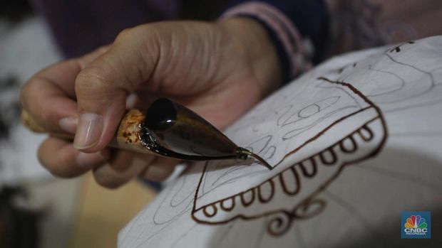 Pengrajin melakukan pencantingan saat proses pembuatan batik tulis di Batik Betawi Terogong, Cilandak, Jakarta, Senin (19/9/2022). Motif ondel-ondel pada batik Betawi Terogong menjadi yang paling banyak diminati konsumen baik lokal maupun mancanegara karena motif ini menampilkan identitas kental budaya Betawi. (CNBC Indonesia/ Andrean Kristianto)