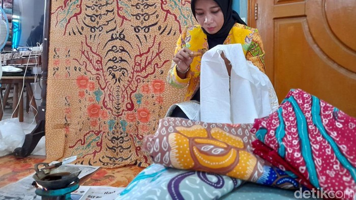 Perajin sedang membuat batik besurek