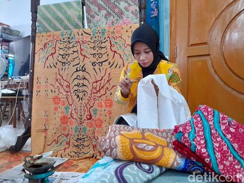 Perajin sedang membuat batik besurek
